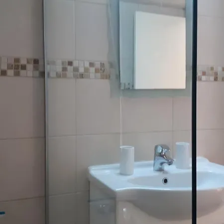 Queens Gardens 226 דירה *